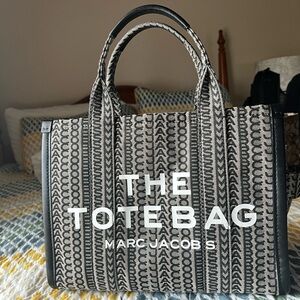 Marc Jacob’s Jacquard in EXCELLENT condition.